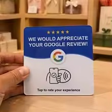 Die ReviewTap Karte in einer Hand